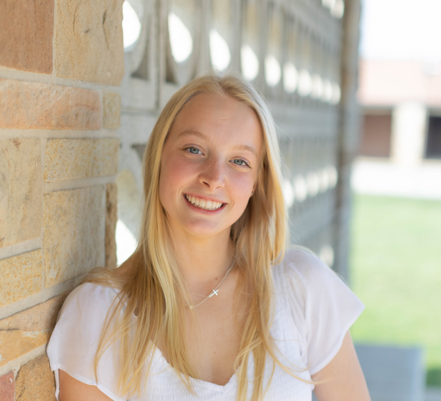Julia Walz headshot